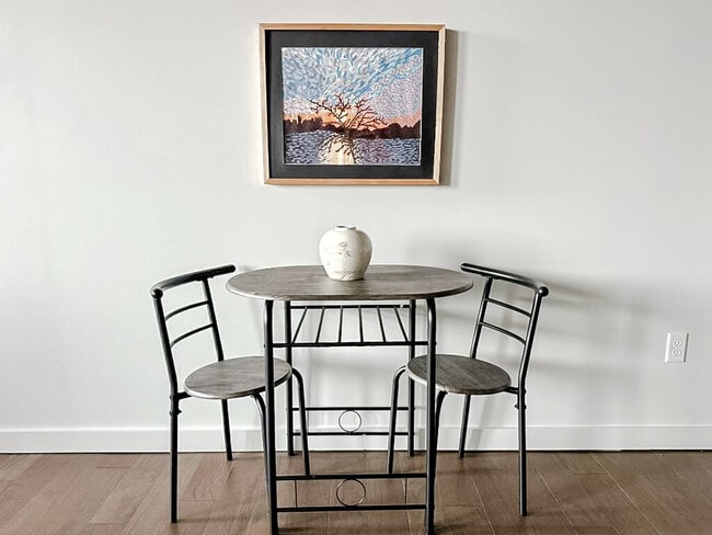 Building Photo - 605 W 4th St N