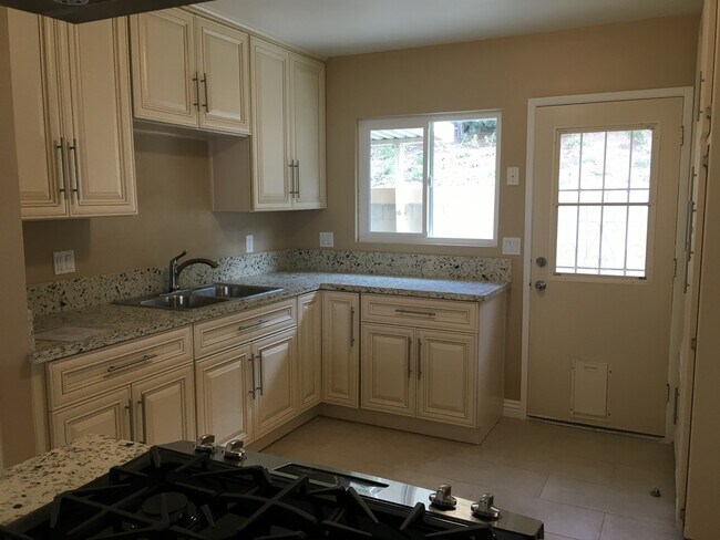 Building Photo - Main16761-73