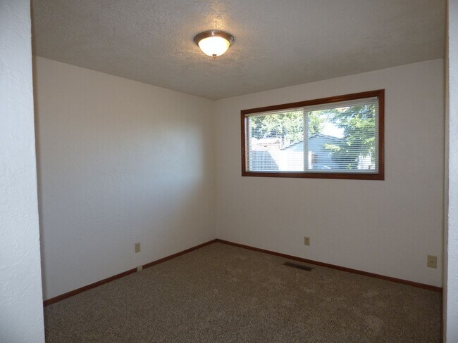 Building Photo - Rent Special: 1/2 Off September's Rent!! 3 Bed Home in South Salem