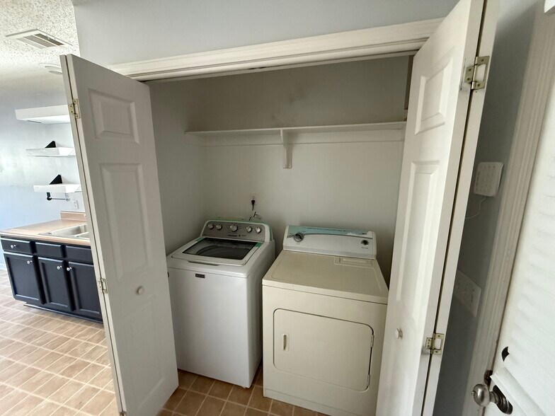 Building Photo - 100 Englewood Ct