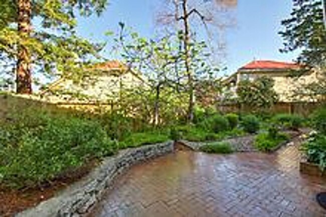 Building Photo - Beautiful 3 Bedroom Home-$750.00 Off 1st M...