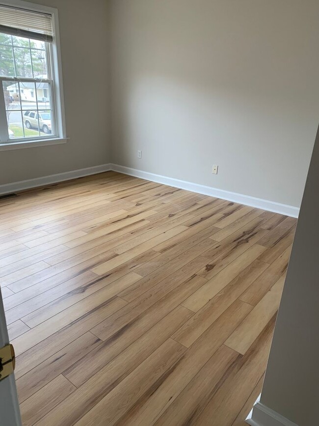 Building Photo - 3  Bedroom Townhome