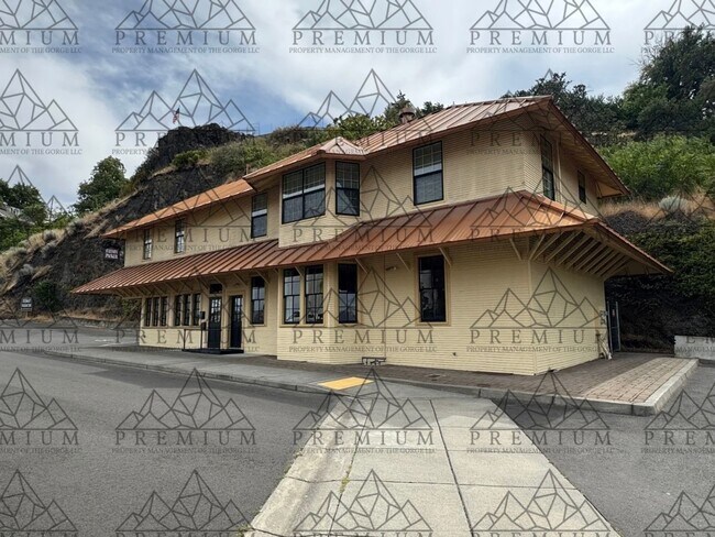 Building Photo - 1006 E 2nd St