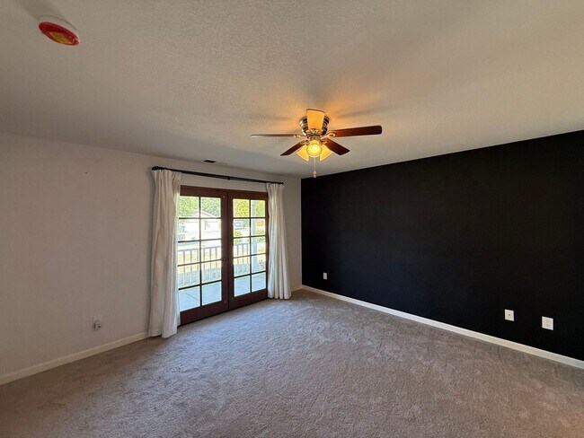 Building Photo - Charming 3BD/3BA Home in Ramona with Large Backyard, 2-Car Garage & In-Unit Laundry