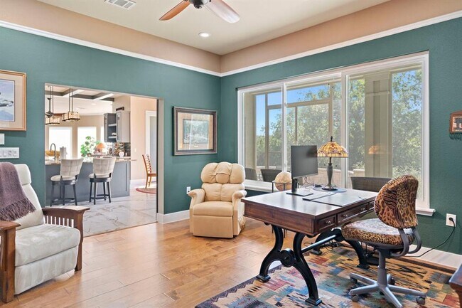 Building Photo - 121 Vinca Dr