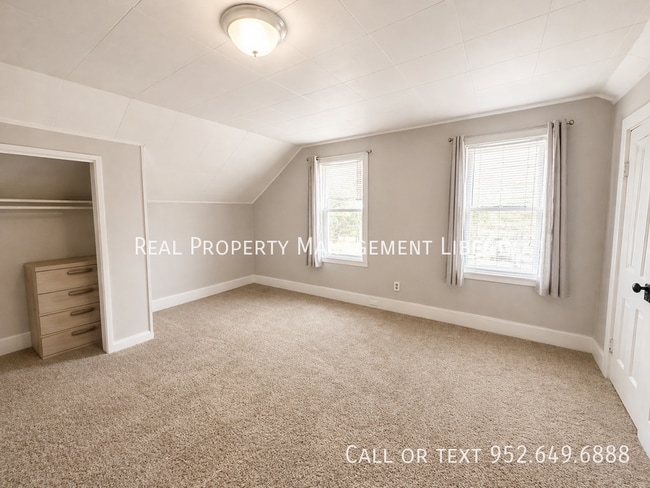 Building Photo - 412 N Cedar St