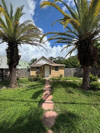 Building Photo - 113 SE 4th St