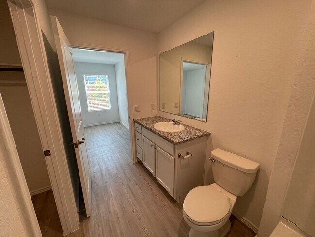 Building Photo - Beautiful 4 bedroom, 2 bathroom Home in Vida near Texas A&M San Antonio!