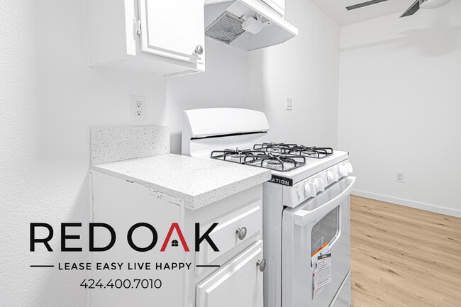 Building Photo - MOVE-IN SPECIAL! Lovely One Bedroom with C...