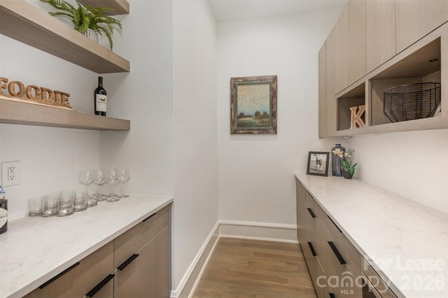 Building Photo - 616 Queens Rd