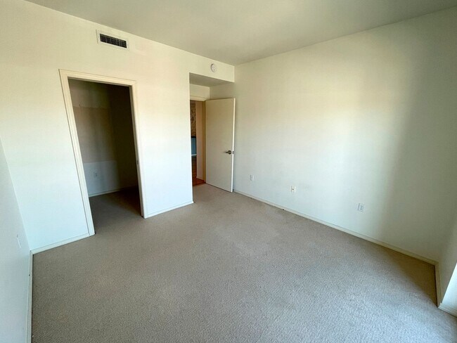 Building Photo - Fantastic Irvington Place Condo with Washe...