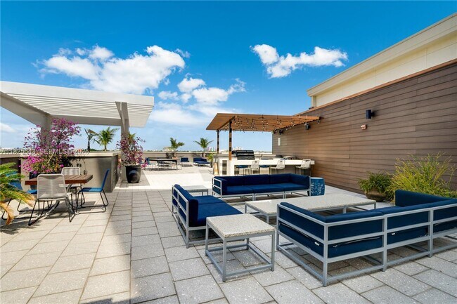 Building Photo - 3250 NE 1st Ave