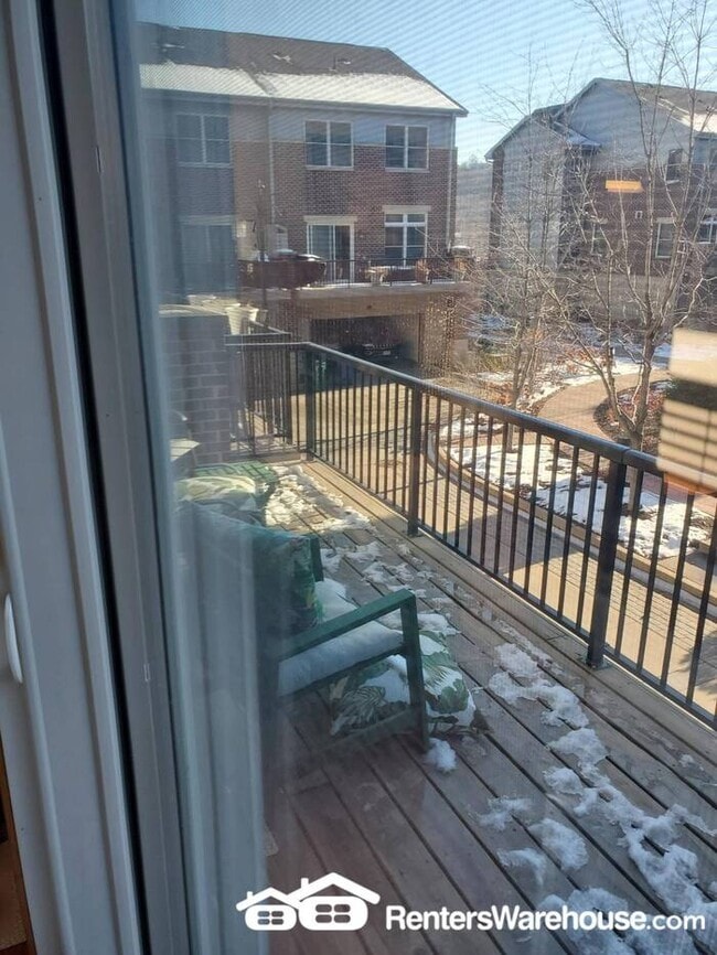 Building Photo - 2 Bedroom, 4 Bath Townhouse in a Great Riv...