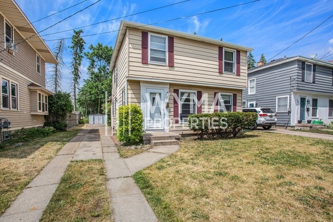 Building Photo - AVAILABLE MID-JULY!! 3 Bedroom, 1.5 Single...