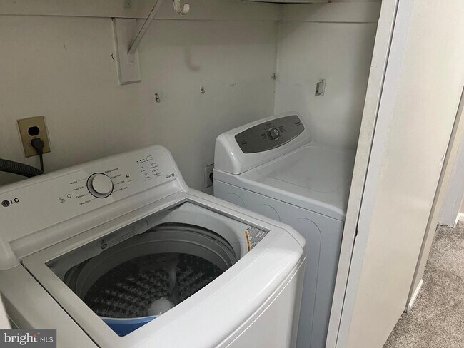 Building Photo - 69 Hampshire Rd