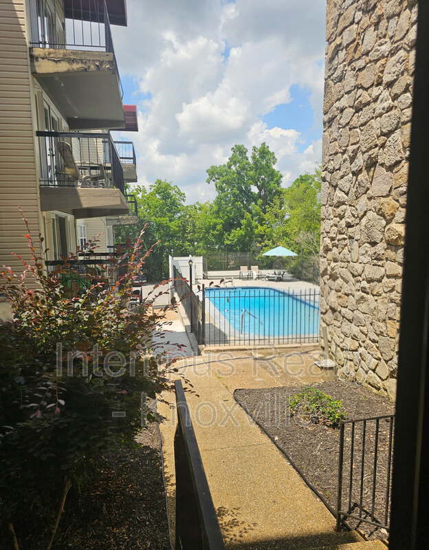 Building Photo - 2749 Sullins St
