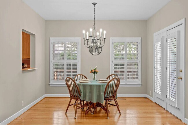 Building Photo - Location meets effortless living in this beautiful END UNIT townhome