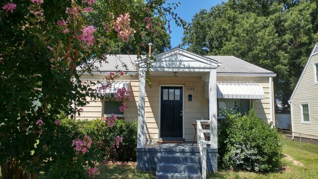 Building Photo - --APPLICATION PENDI2 BR / 1 BA  Renovated home near VCU in Byrd Park Area! Pets considered! Avail...