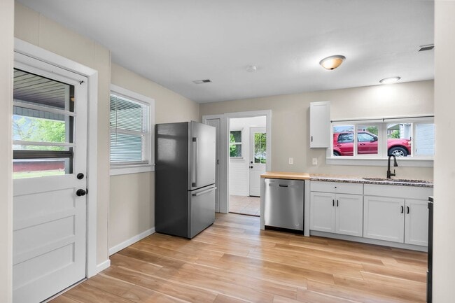 Building Photo - Charming Home in Jackson