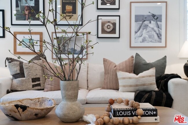 Building Photo - 6720 Hillpark Dr