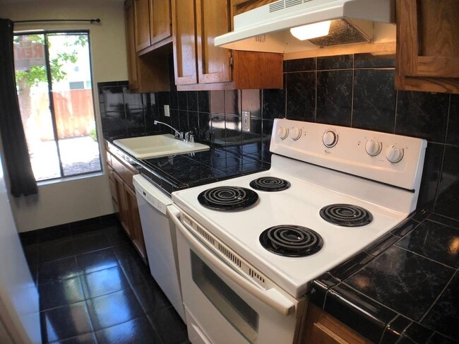 Building Photo - Remodeled Townhome with Garage and Yard in...