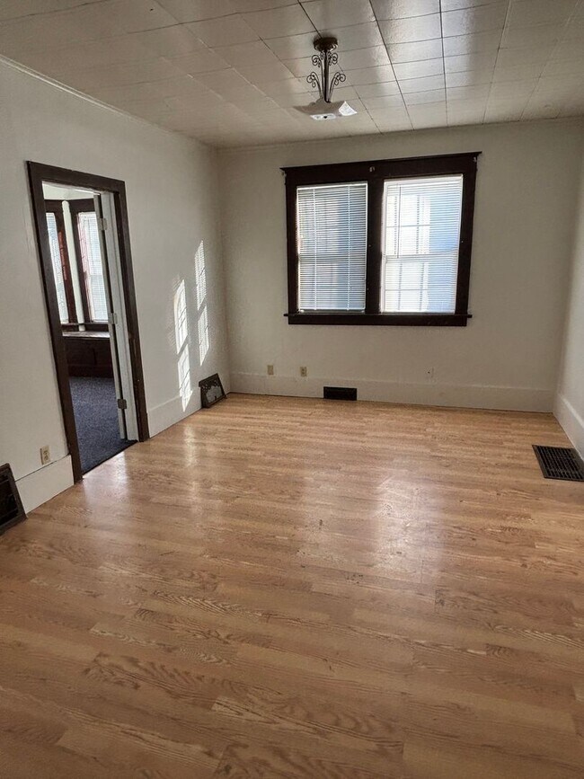 Building Photo - 128 E Davenport St