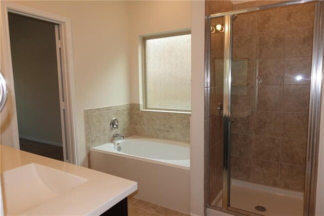 Building Photo - 1001 Hillrose Dr