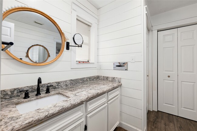 Building Photo - 303 Narcissus St