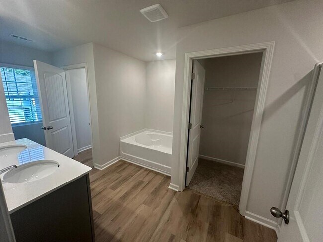Building Photo - 23 Berryville Dr