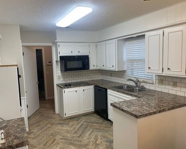 Building Photo - 4 Bedroom in Melanie Park