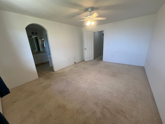 Building Photo - 2 Bedroom / 2.5 Bath Condo with 1 car gara...