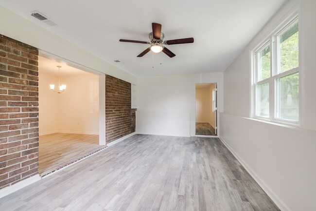 Building Photo - 925 Staley Ave