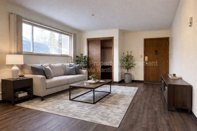 Building Photo - 320 6th St S