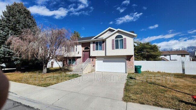 Building Photo - 741 1420 W