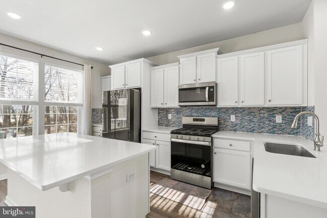 Building Photo - 14 Lilac Cir