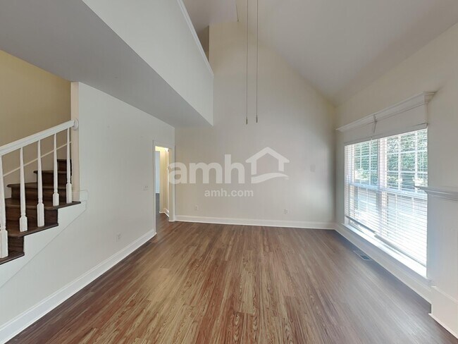 Building Photo - 447 Titans Cir