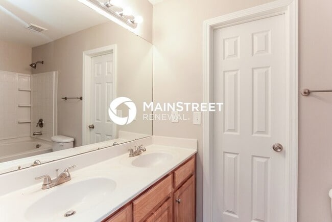 Building Photo - 3 Bedroom Pet-Friendly Home in Charlotte, NC with Main Street Renewal