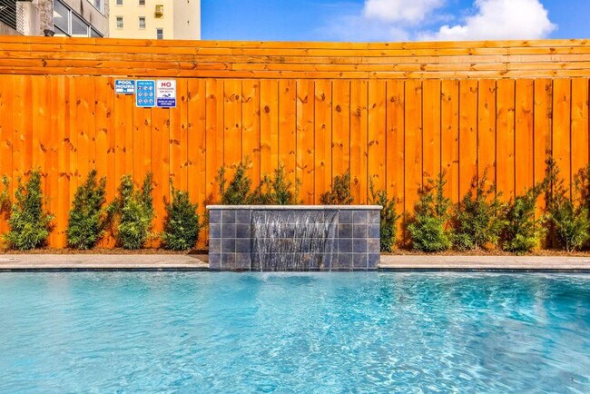 Building Photo - 1204 Carondelet St