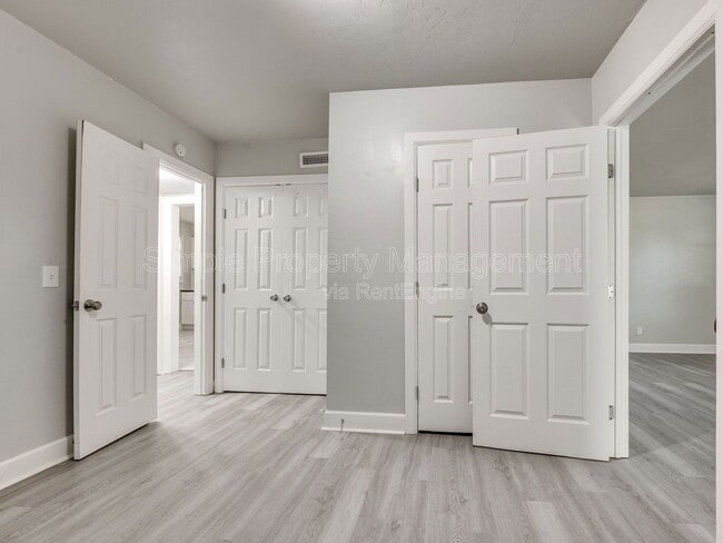 Building Photo - 1839 N Gatewood Ave