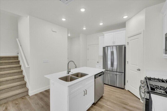 Building Photo - MODERN 3-BEDROOM TOWNHOME IN DESERT COLOR ...