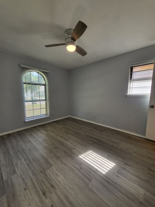 Building Photo - (4) Bed/(2.5) Bath in Core Norman Avail NO...