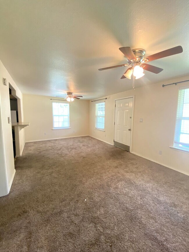 Building Photo - Studio Garage Apt in NW OKC YOUNGS ENGLEWO...