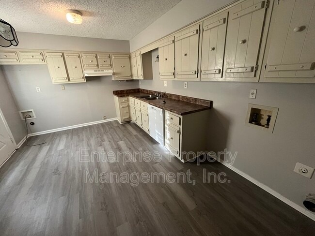 Building Photo - 4381 Howardcrest Dr