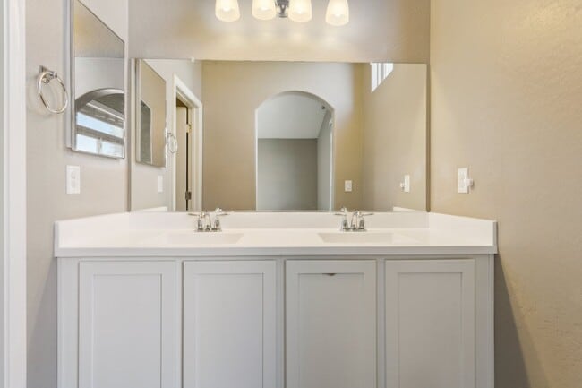 Building Photo - Gorgeous Condo