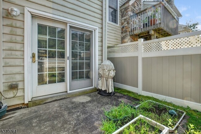 Building Photo - 250 Patriot Hill Dr