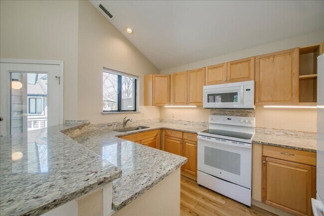 Building Photo - Elegant Condo Near the River