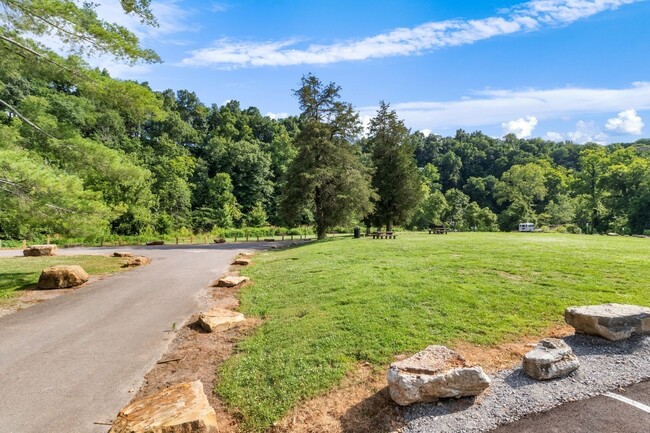 Building Photo - Beautiful townhome in Clarksville!