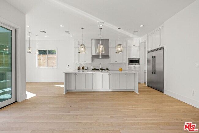 Building Photo - 744 N Almar Ave