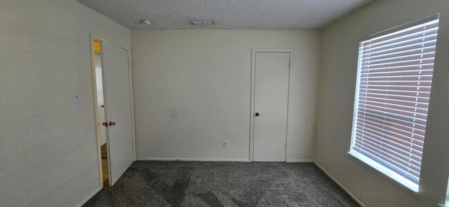 Building Photo - Coming Soon! 2 Bed / 1.5 Bath Townhome in ...