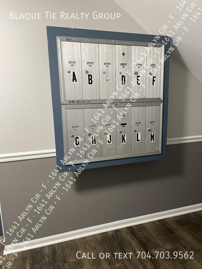 Building Photo - 1641 Arlyn Cir